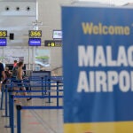 Cientos de turistas hacen colas en los puestos de embarque de Ryanair, en el Aeropuerto Costa del Sol. Álex Zea / Europa Press