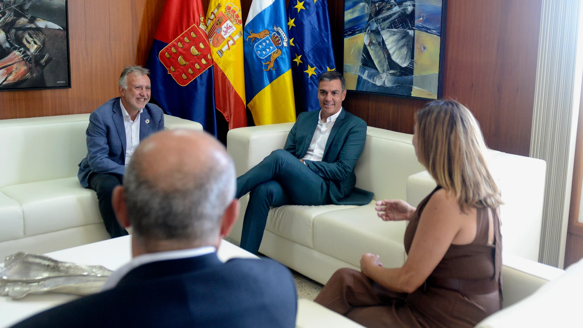 GRAFCAN8651. ARRECIFE (LANZAROTE), 08/08/2022.- El presidente del Gobierno, Pedro Sánchez (2d), se reune este lunes en Lanzarote con el presidente de Canarias, Ángel Víctor Torres (i), y la presidenta del Cabildo de Lanzarote, María Dolores Corujo Berriel (d), acto al que también asistió el delegado del Gobierno en Canarias, Anselmo Pestana. EFE/ Adriel Perdomo