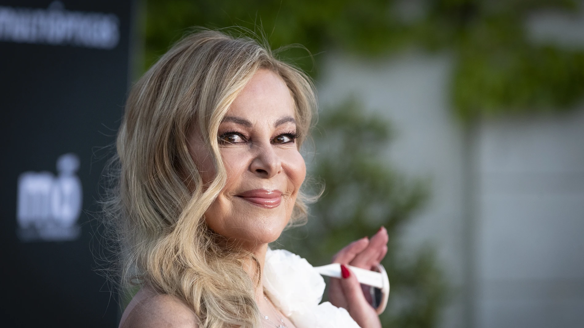 Ana Obregón presenta a su nieta con vestido de Charo Ruiz.