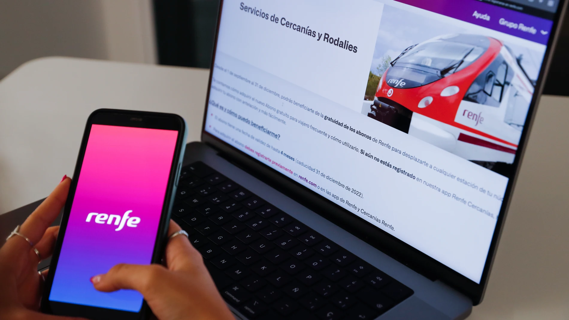 Registro en la app de Renfe para poder solicitar, a partir del 24 de agosto, los abonos gratuitos de Cercanías, Rodalies y Media Distancia y abonos con el 50% de descuento en Avant