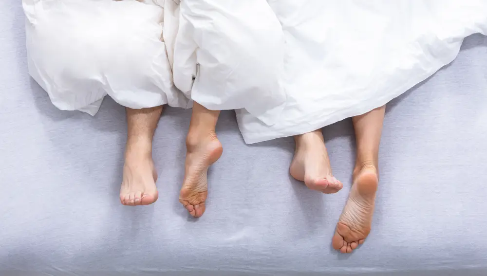 Cómo evitar que las sábanas se arruguen en la secadora, según un experto en lavandería