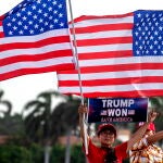 Simpatizantes del ex presidente estadounidense Donald Trump se sitúan frente a la residencia de Trump en Mar-a-Lago, en Palm Beach
