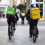Repartidores de Uber Eats y Glovo por el centro de Madrid