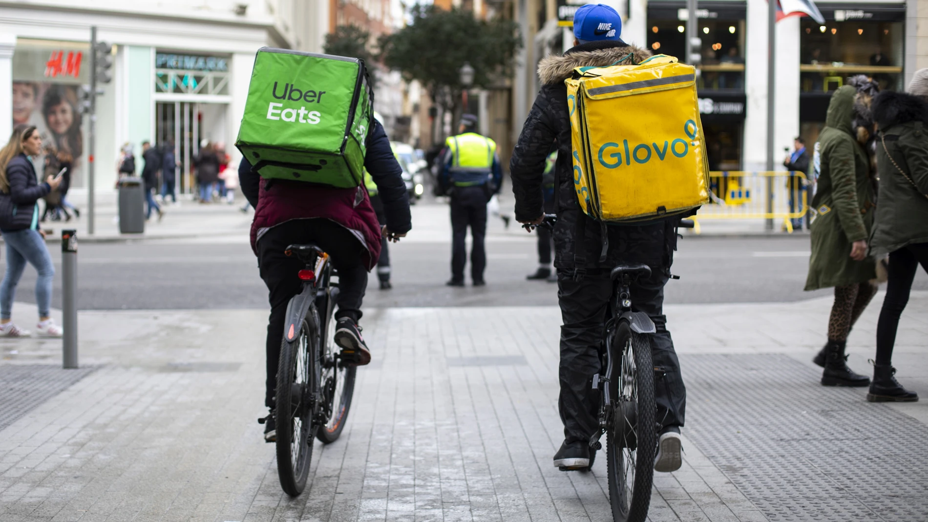 Repartidores de Uber Eats y Glovo por el centro de Madrid