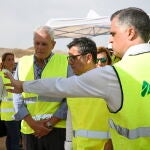 Félix Bolaños atiende las explicaciones de un miembro de ADIF, este martes en Vera (Almería)
