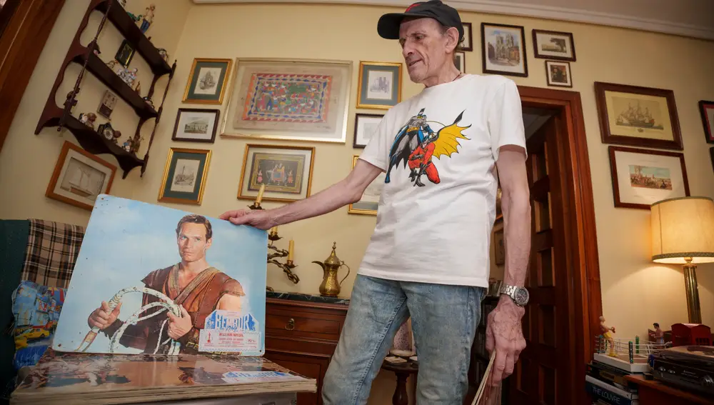 Manuel, junto a un fotocromo original de "Ben-Hur"