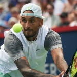 Nick Kyrgios devuelve una bola de revés en su partido contra Medvedev en el Masters 1.000 de Montreal