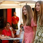 PALMA DE MALLORCA, 10/08/2022.- La princesa de Asturias, Leonor (i), y la infanta Sofía (d) dan un paseo junto a sus padres por la calle Jaime II de Palma de Mallorca, este miércoles, en el marco de su estancia en la isla balear. EFE/ Ballesteros