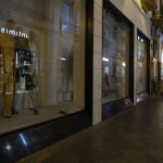 Escaparate apagado de una tienda de ropa tras la entrada en vigor del decreto de ahorro energético
