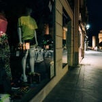 Vista de un escaparate con las luces apagadas este miércoles junto a la muralla de Ávila