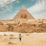 Mujer frente a la Esfinge y las Pirámides de Giza