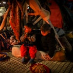 BUENOS AIRES (ARGENTINA), 10/08/2022.- Miles de personas acampan en la Plaza de Mayo en reclamo de ser atendidos por el ministro de Economía