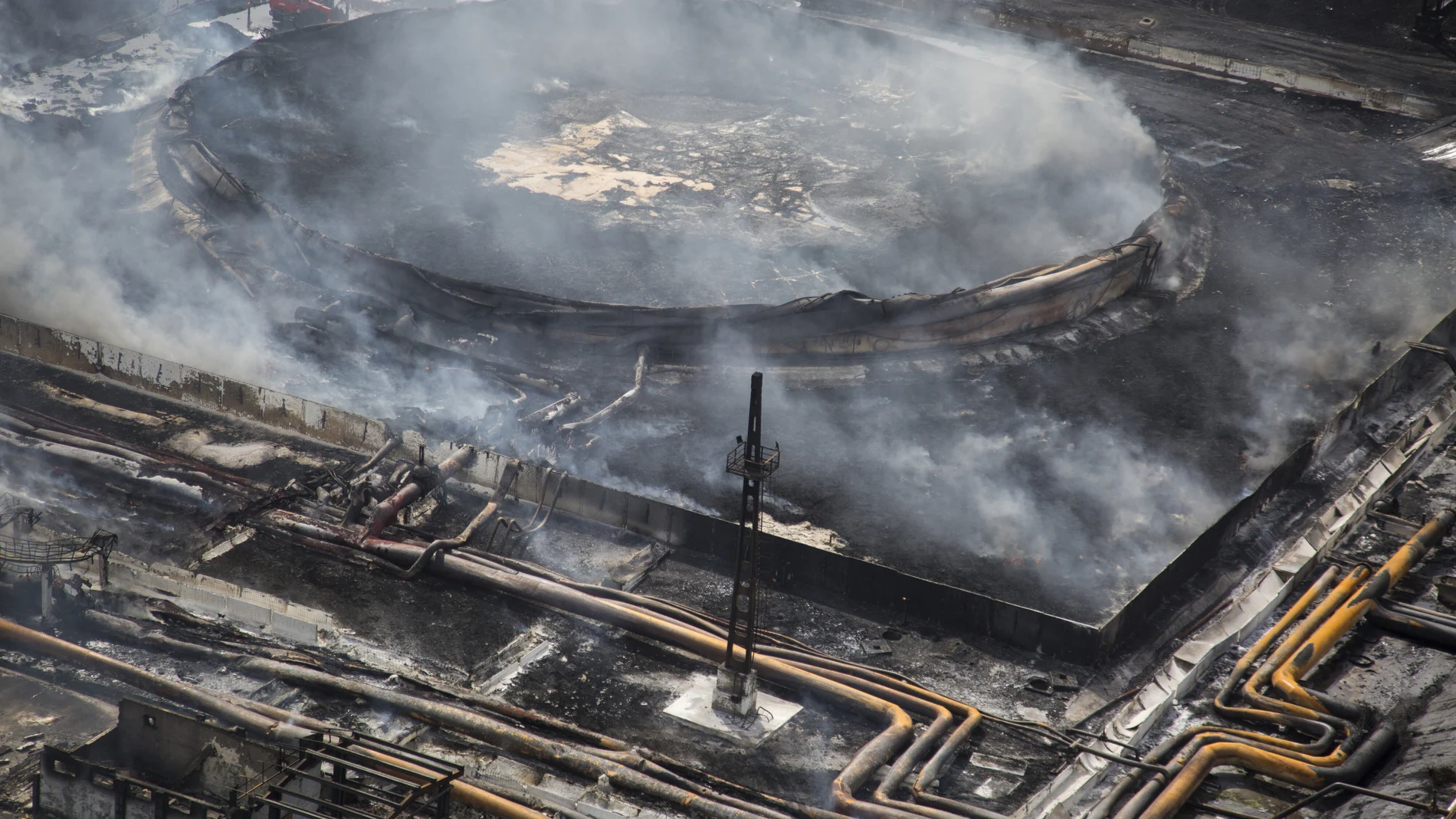 Hasta el miércoles, los bomberos cubanos no lograron sofocar el fuego desatado en el macro depósito de combustible de Matanzas