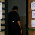 Un hombre es atendido en el Punto de Vacunación de viruela del mono del hospital Isabel Zendal de Madrid