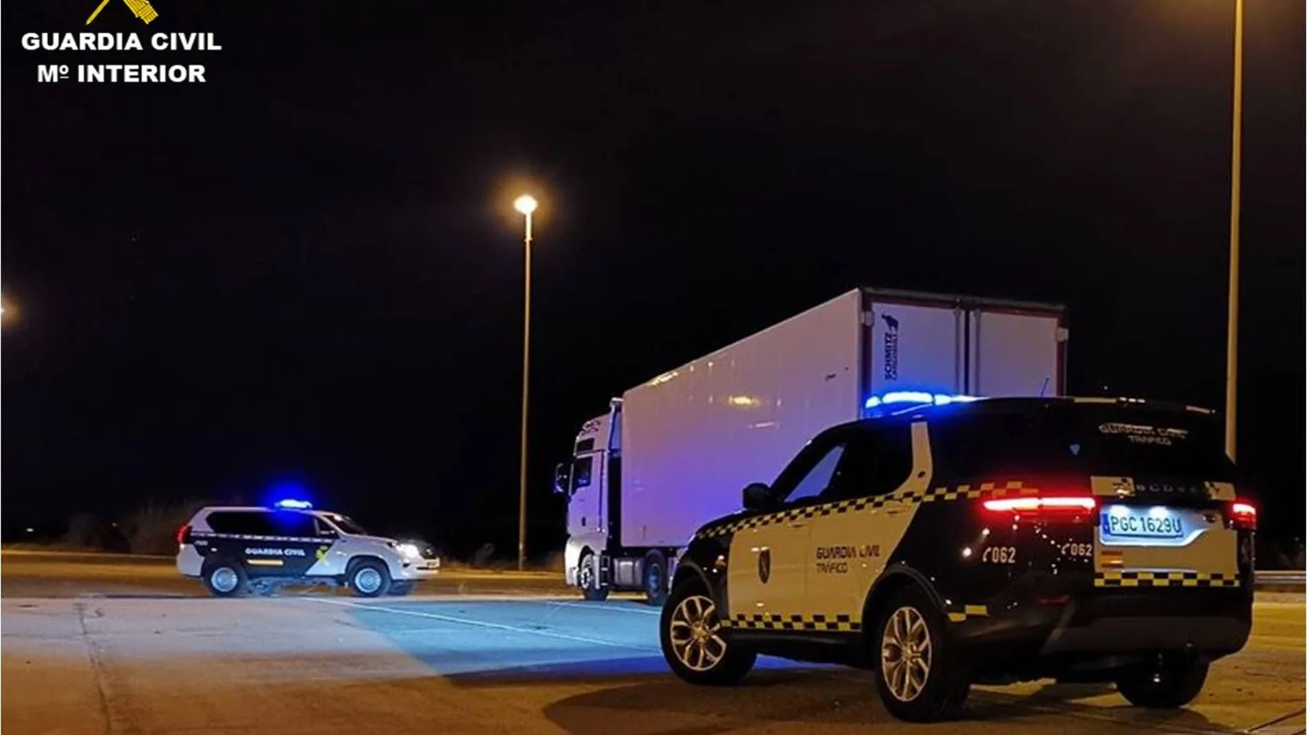 La Guardia Civil custodia un camión