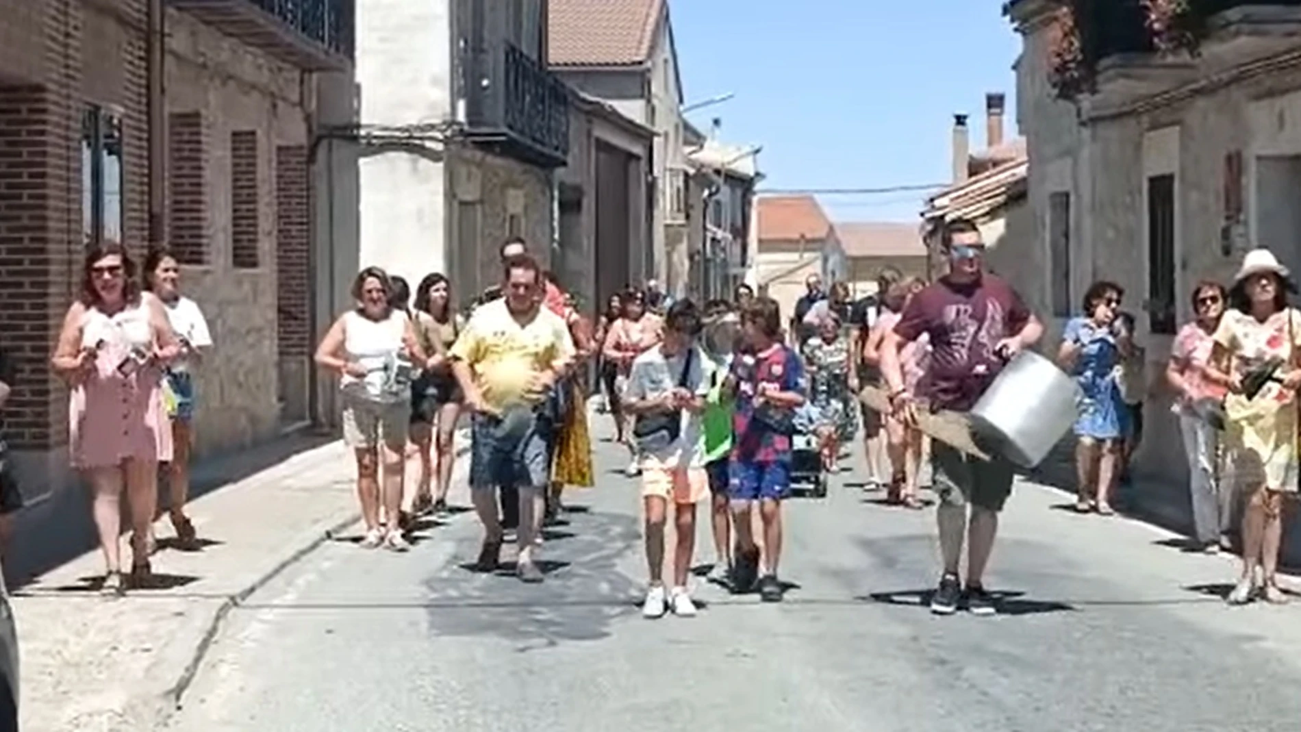 Cacerolada de los vecinos de Fuentesaúco de Fuentidueña, en Segovia, contra el párroco de la iglesia, por no permitir el concierto de la orquesta