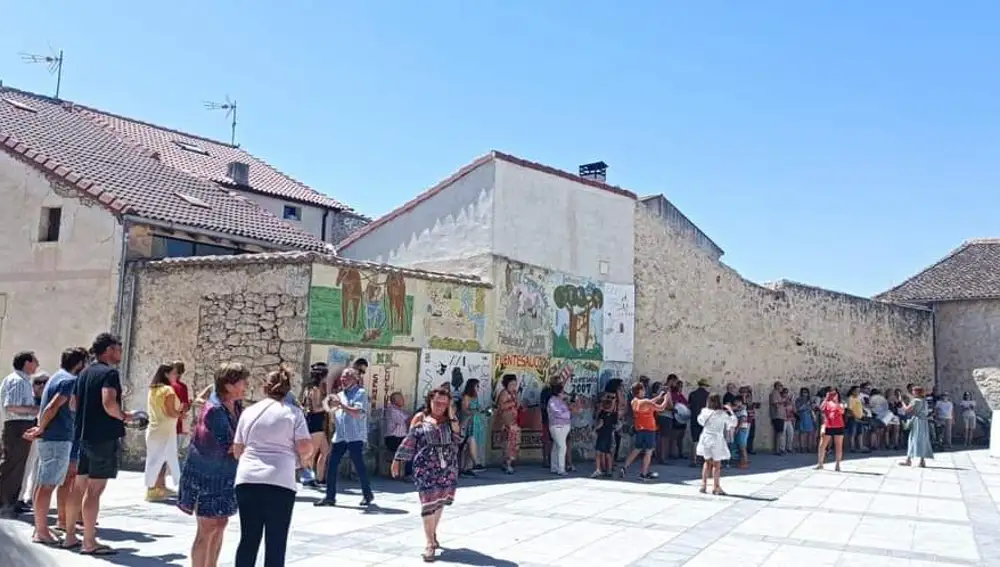 Vecinos de Fuentesaúco de Fuentidueña, en Segovia, junto a la iglesia durante la cacerolada