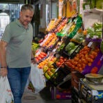 Un puesto de frutas y verduras de un mercado de abastos
