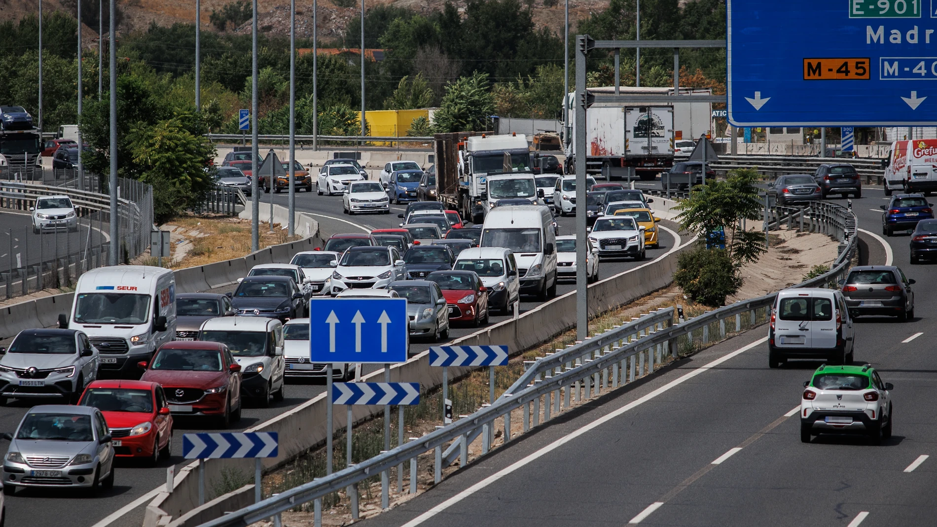 Numerosos vehículos circulan por la autovía A-3, a 12 de agosto de 2022, en Madrid