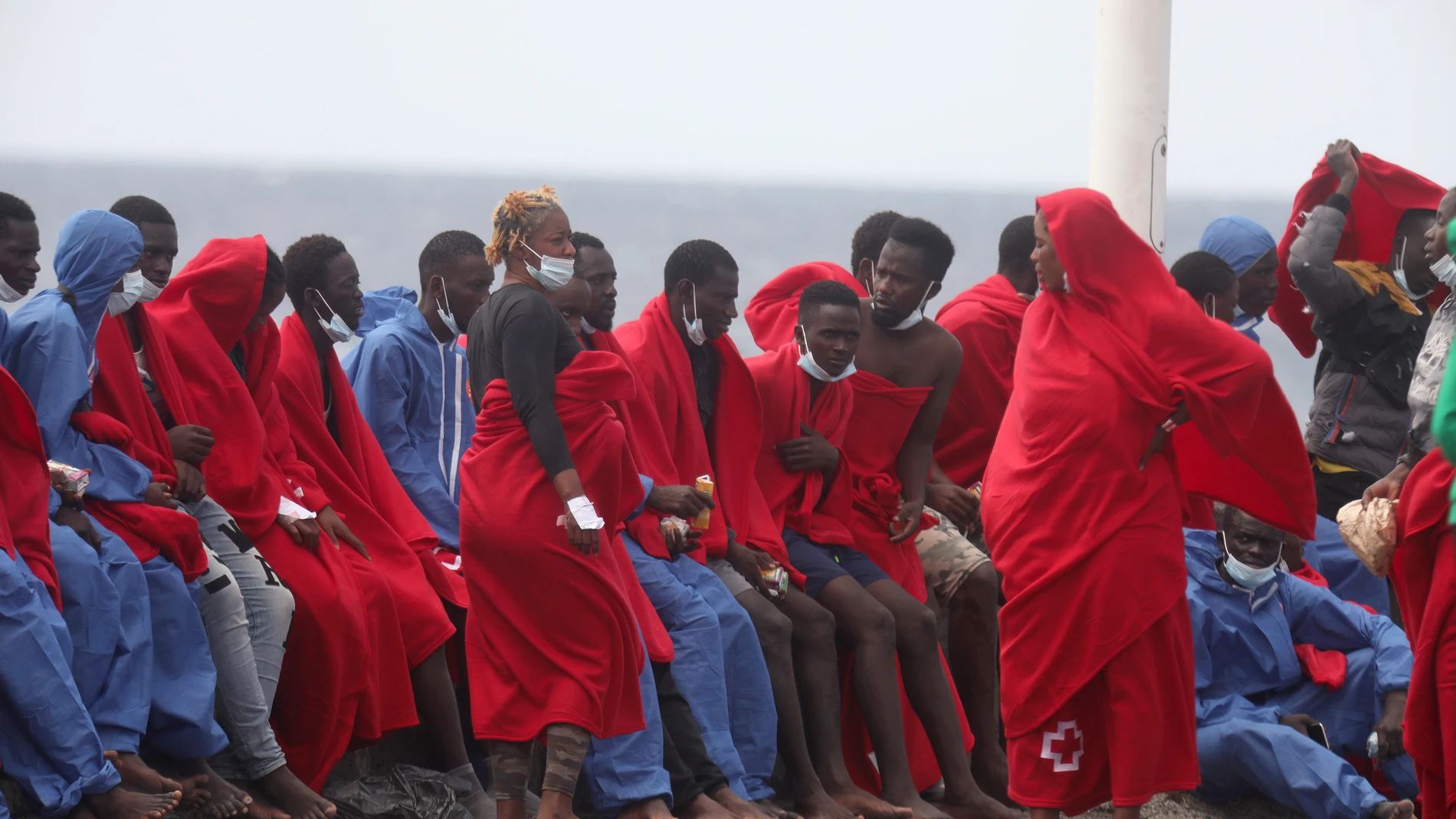 GRAFCAN8758. ARRECIFE (GRAN CANARIA) (ESPAÑA), 12/08/2022.- La Salvamar Al Nair, de Salvamento Marítimo, ha regresado esta tarde al puerto de Arrecife con las 75 personas (entre ellas nueve niños), rescatadas en la octava patera localizada en las últimas horas en aguas próximas a Lanzarote. EFE/Adriel Perdomo