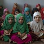 Niñas afganas leen el Corán en una mezquita a las afueras de Kabul