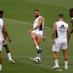 El delantero francés del Real Madrid, Karim Benzemá, durante el entrenamiento realizado esta mañana en la Ciudad Deportiva de Valdebebas para preparar el primer partido de Liga de mañana frente al Almería. EFE/Juan Carlos Hidalgo