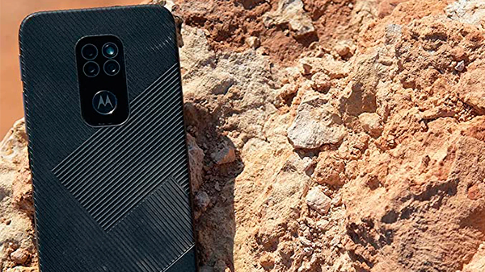 Los móviles ultrarresistentes ahorran muchos disgustos. En la imagen, el Motorola Defy.