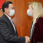 Agne Vaiciukeviciute con Joseph Wu, el ministro de Exteriores de Taiwán