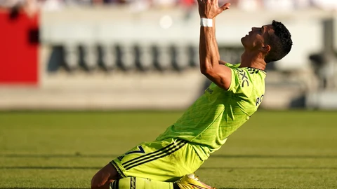 Cristiano Ronaldo, arrodillado durante el partido ante el Brentford