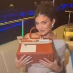 Kylie Jenner, con su bolso Hèrmes.