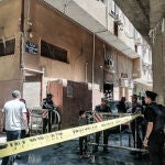 Policías egipcios colocan un cordón de seguridad alrededor de la iglesia copta de Abu Sefein