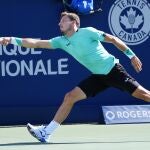 Pablo Carreño se estira para conseguir llegar a una pelota en la final del Masters 1.000 de Montreal