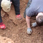 Trabajos en el cementerio de Villadangos del Páramo en busca de fosas comunes