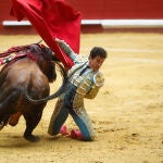 El diestro mexicano Leo Valadez da un pase en su primera faena durante el segundo festejo de la Semana Grande de San Sebastián, este domingo en la plaza de toros de Illunbe