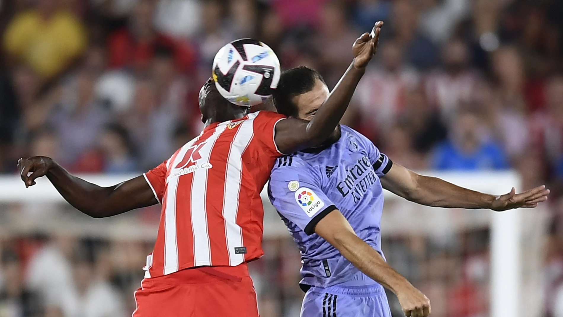 Umar Sadiq y Nacho pelean un balón aéreo en el Almería-Real Madrid de LaLiga