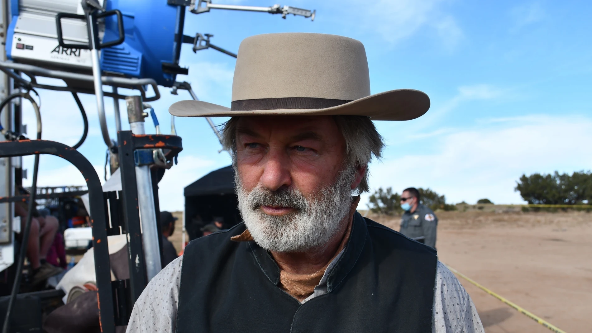 Alec Baldwin, en una fotografía tomada en el set de "Rust"