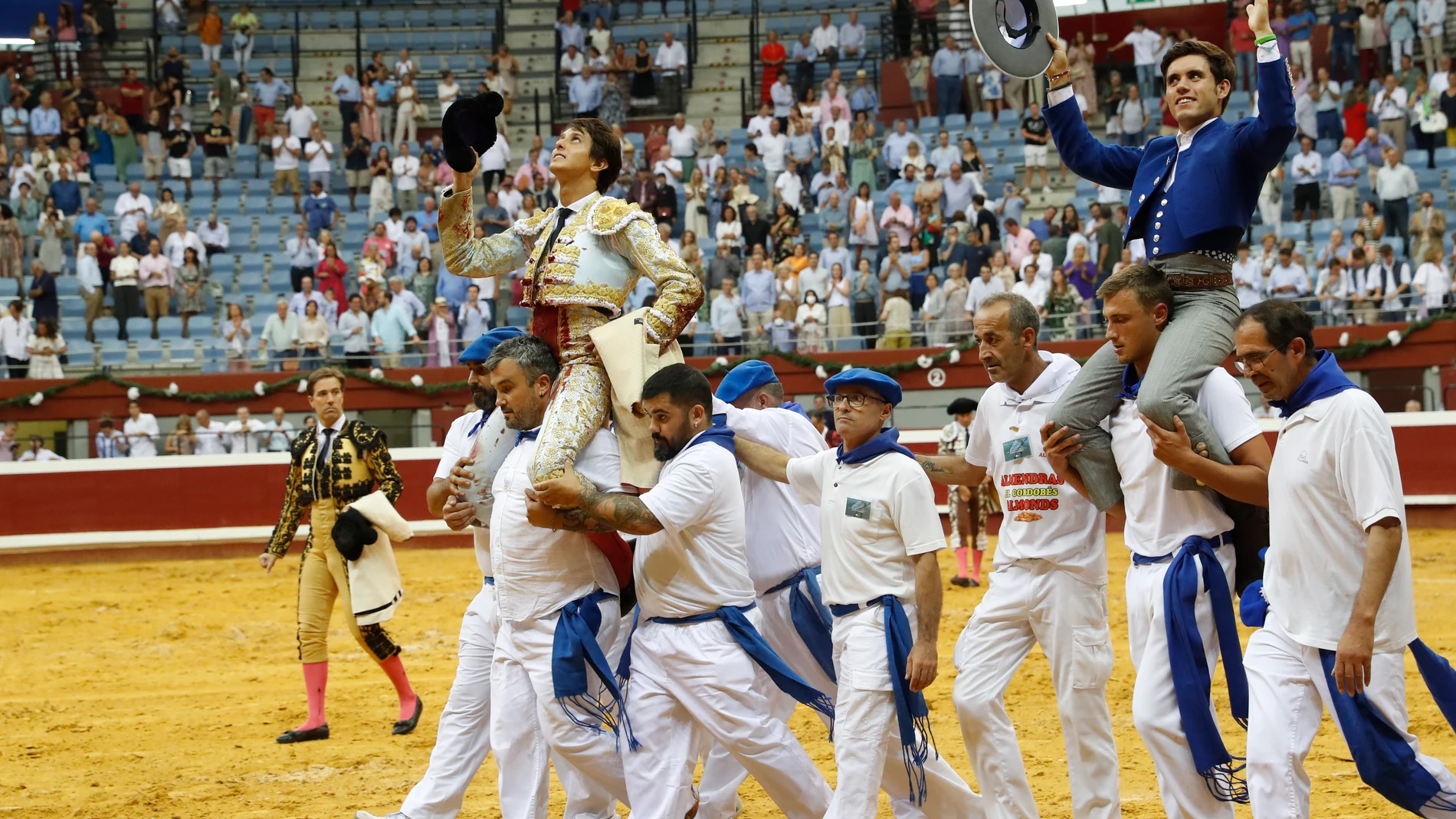 El diestro peruano Andrés Roca Rey (i) y el rejoneador Guillermo Hermoso de Mendoza salen a hombros en la Semana Grande