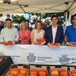 Los vicepresidentes primero y cuarto de la institución provincial, Margarita del Cid y Cristóbal Ortega, asisten a la tradicional cata-concurso-subasta del Tomate Huevo de Toro. DIPUTACIÓN