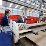 El presidente de la Junta de Castilla y León, Alfonso Fernández Mañueco (C), visita las instalaciones de la empresa Made Tower en Medina del Campo