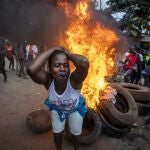 Una simpatizante de Raila Odinga toca un silbato durante los disturbios originados Kibera tras el anuncio de la victoria de Ruto.