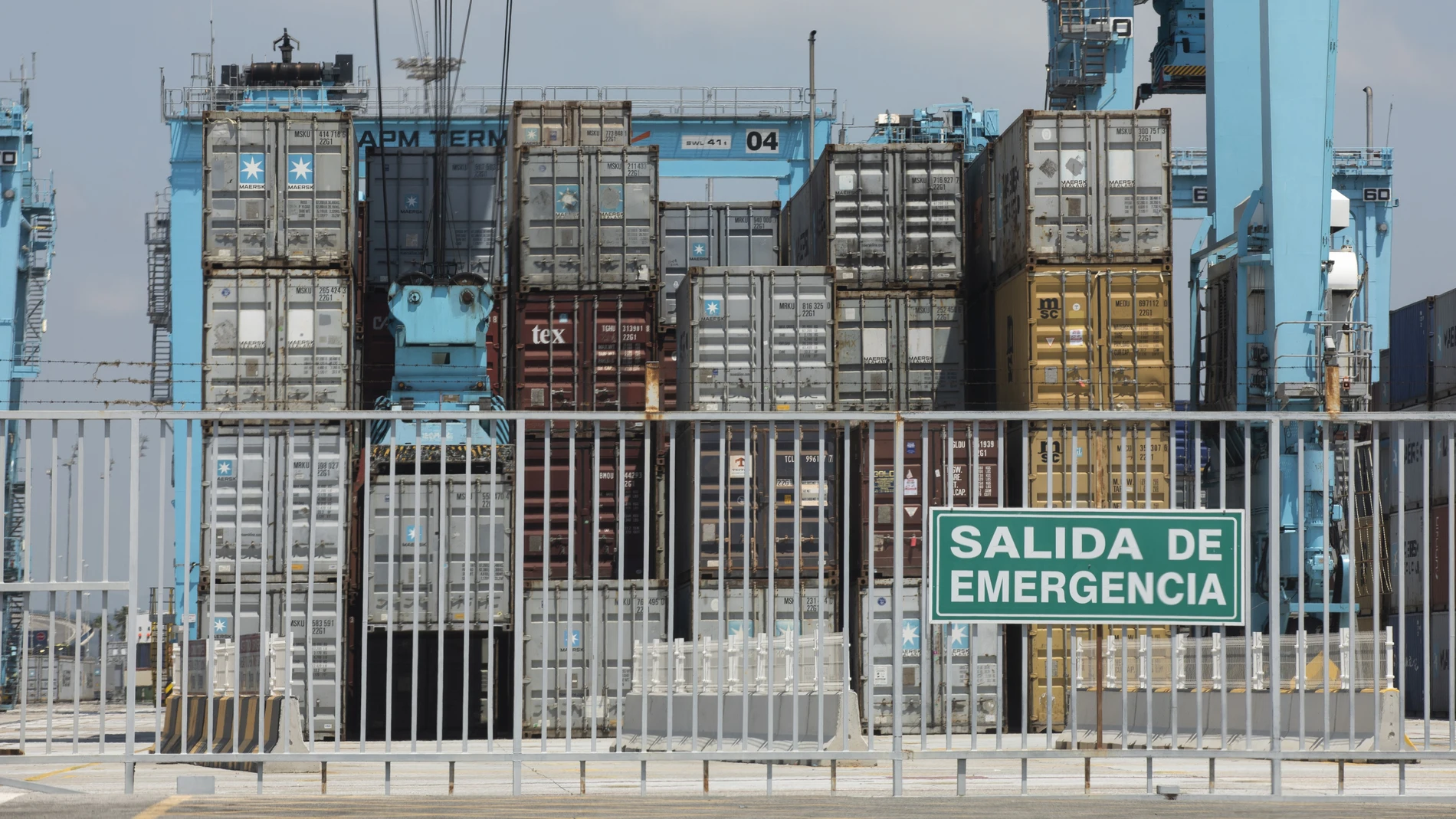 Contenedores apilados en el Puerto de Algeciras