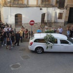Los vecinos de Íllora se despiden del joven de 19 años fallecido este lunes al ser agredido presuntamente por otro de 23. EFE/Pepe Torres.