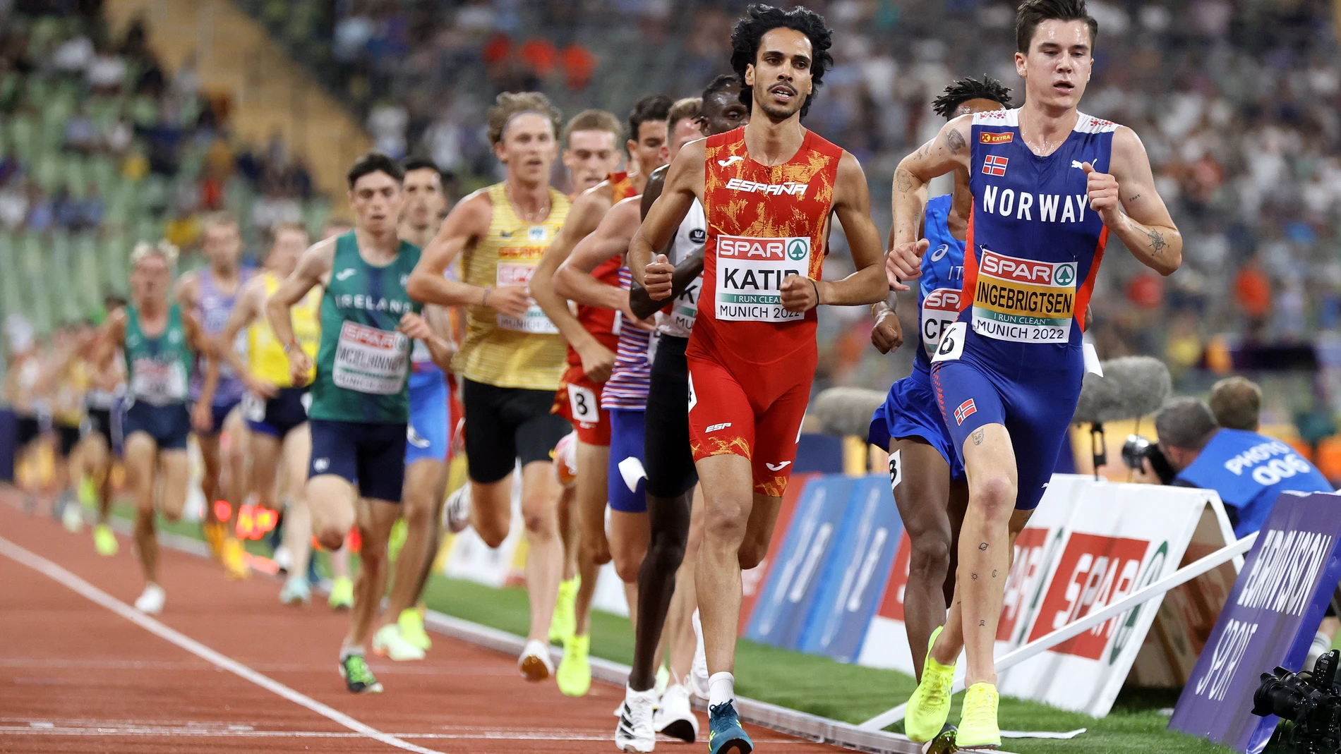 El noruego Jakob Ingebrigtsen y Mohamed Katir en la final de 5.000 metros