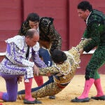 MÁLAGA, 16/08/2022.- El diestro Jiménez Fortes sufre una cogida por su primero, en Málaga