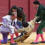 MÁLAGA, 16/08/2022.- El diestro Jiménez Fortes sufre una cogida por su primero, en Málaga