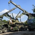 Soldados estonios trasladan en un tráiler un tanque soviético a un museo en la ciudad fronteriza de Narva