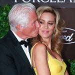 El actor estadounidense Richard Gere y su esposa Alejandra Silva posan a su llegada a la Gala Starlite, hoy domingo en Marbella, Málaga.