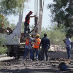 Varios mineros y personal de emergencias trabajan en la zona donde se encuentran 10 mineros atrapados