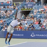 Nick Kyrgios ejecuta un servicio en su estreno en Cincinnati