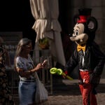 Mimos disfrazados de Mickey, Mario Bros y Chucky en la Plaza Mayor